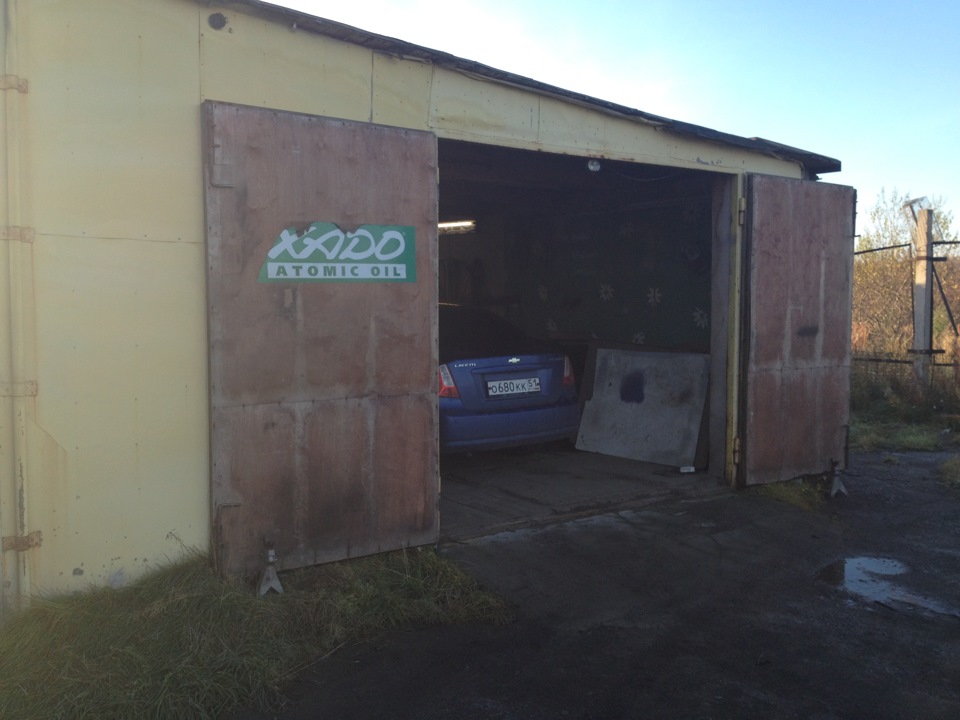 Загнали машину, отдали ключи, нам сказали 3 часа где-то погулять. Сам сервис расположен на территории авторынка, сам авторынок расположен далековато от города, поэтому пошли шляться по самому рынку. — Chevrolet Lacetti Sedan