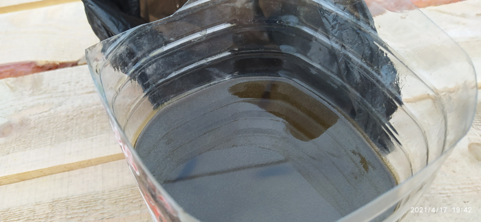 Слито с КПП масло — Lada Granta. Запчасти на фото: 1719742