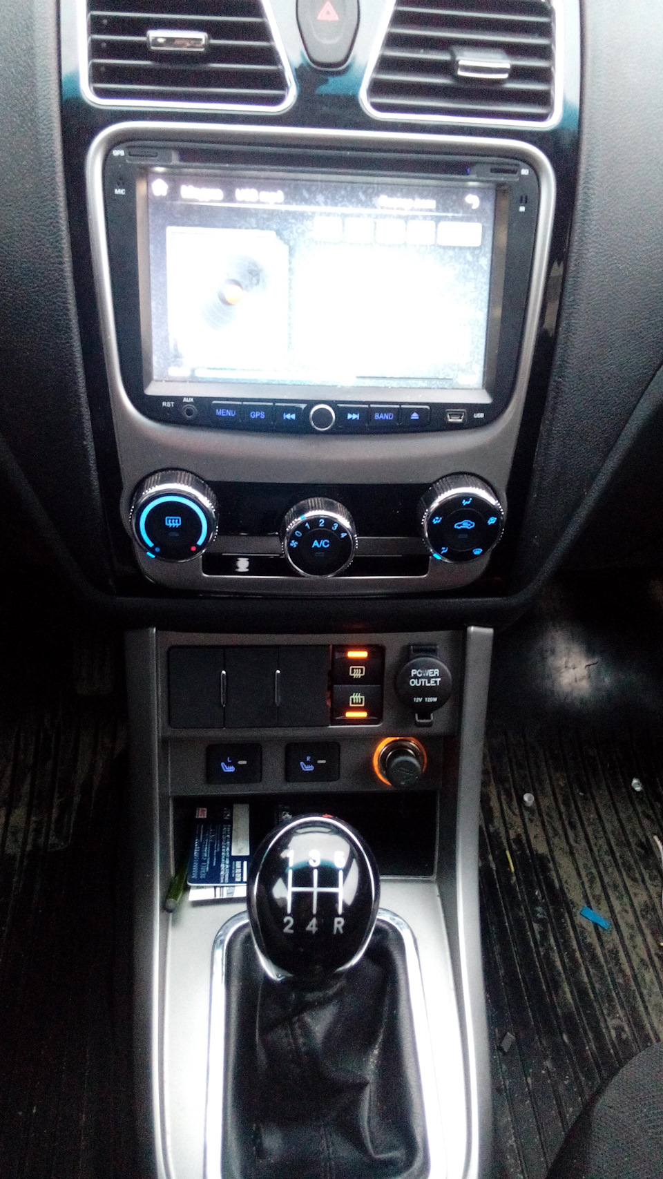 подсветка кнопки желтая, как и у прикуривателя :) — Geely Emgrand EC7 FE-1