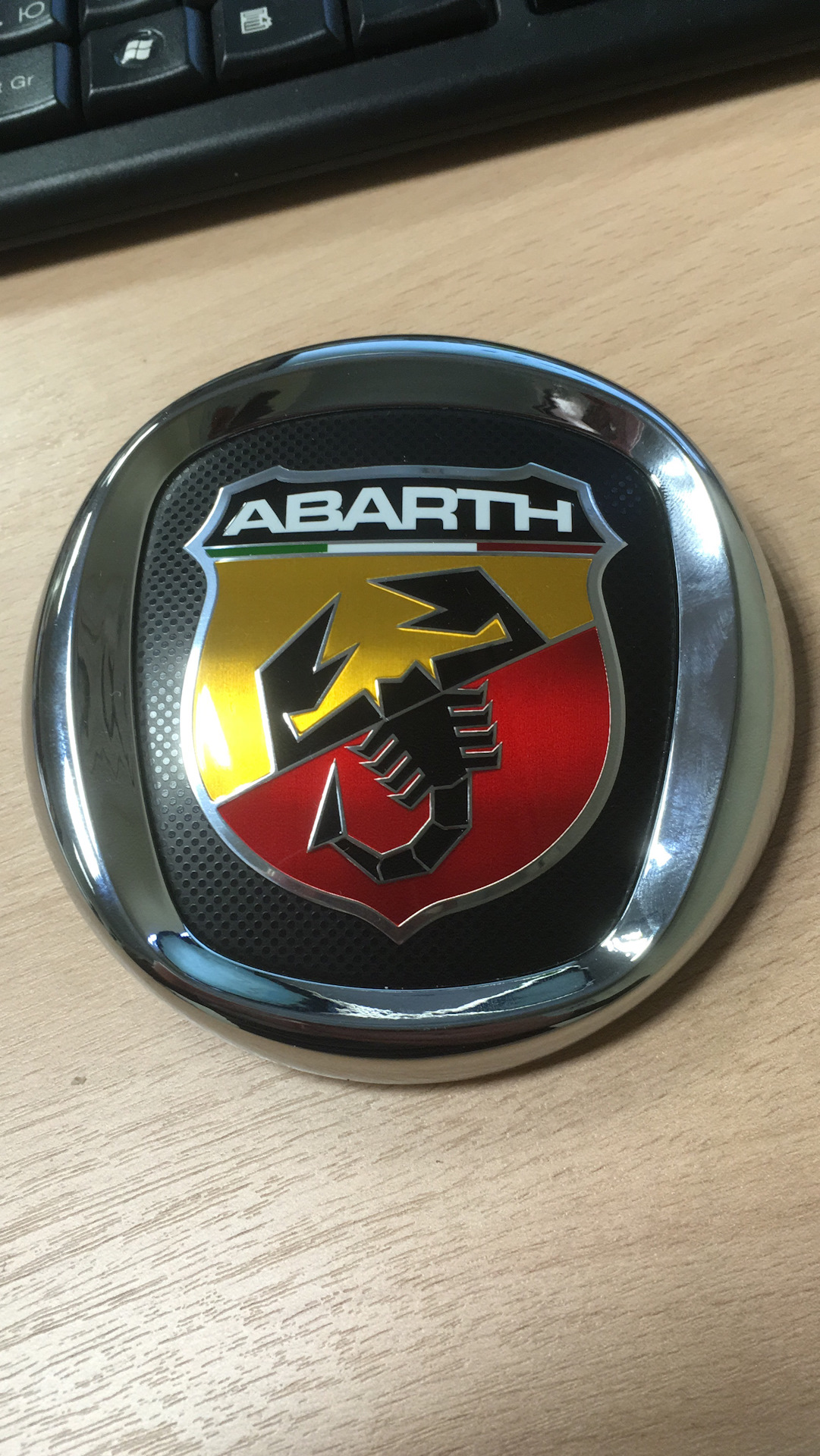 Abarth машина значок