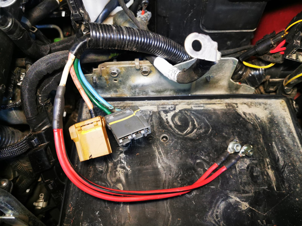 Блок силовых предохранителей плюсовой клеммы аккумулятора R9M ...