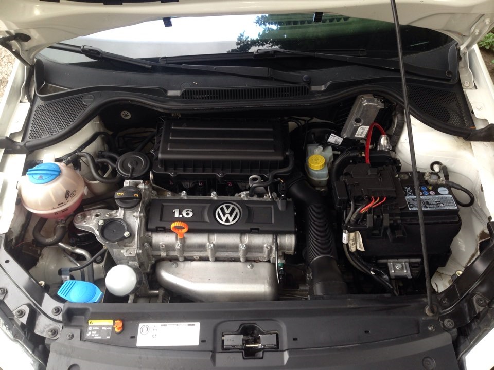 Ремонт двигателя поло. Под капотом поло седан 2013. Двигатель Фольксваген поло седан 1.6.