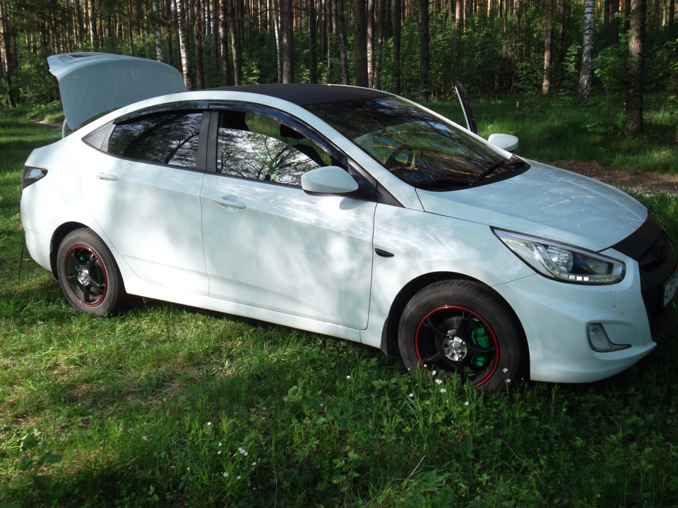 Авито ставропольский край хендай солярис. Пластиковая машинка Hyundai Solaris. Машина Хендай Солярис из бумаги. Машина фундайстарались.