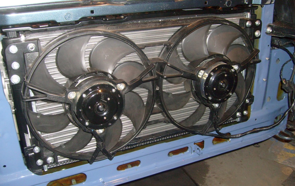 Как крепится вентилятор. Радиатор охлаждения ВАЗ 2121 С вентилятором. Вентилятор радиатора ВАЗ 2121. Вентилятор Нива 21213. Вентилятор радиатора Нива 21214.