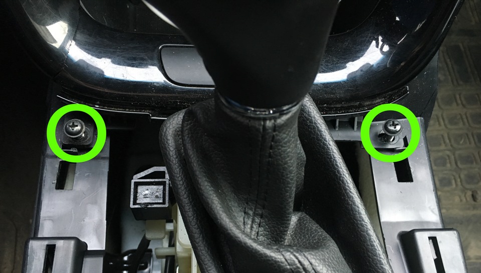 Зеленым цветом отмечены саморезы, которые необходимо открутить — KIA Ceed (2G)
