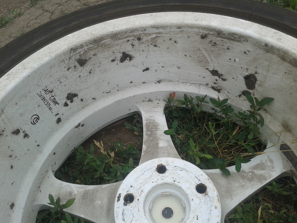 Отмыть колеса. Гудрон диск. Зачистка колесных дисков Барнаул. Очистка колеса перед шиномонтажом щёткой металической.