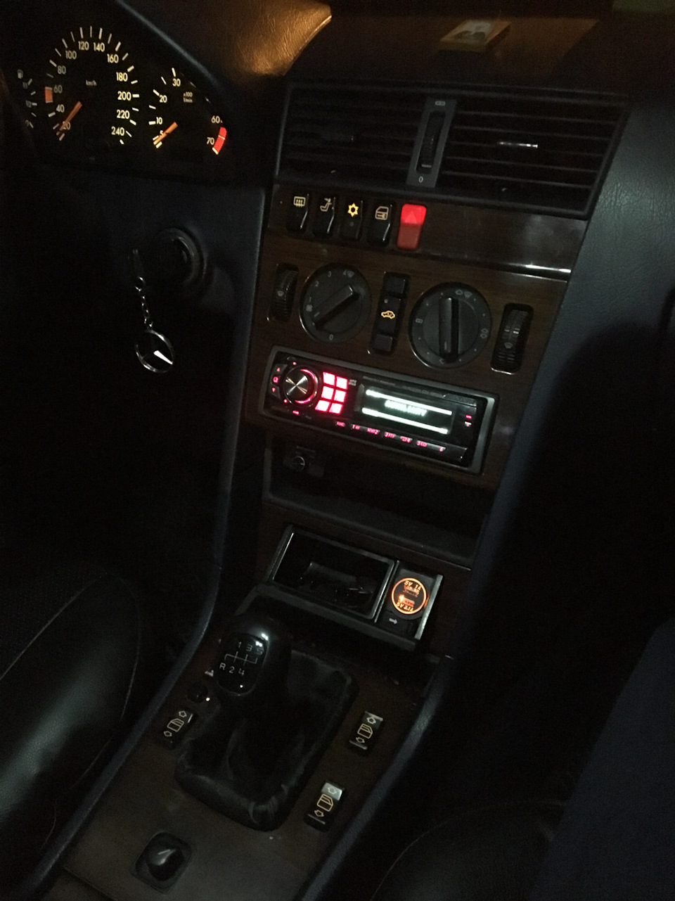 USB вместо прикуривателя — Mercedes-Benz C-class (W202), 1,8 л, 1994 ...