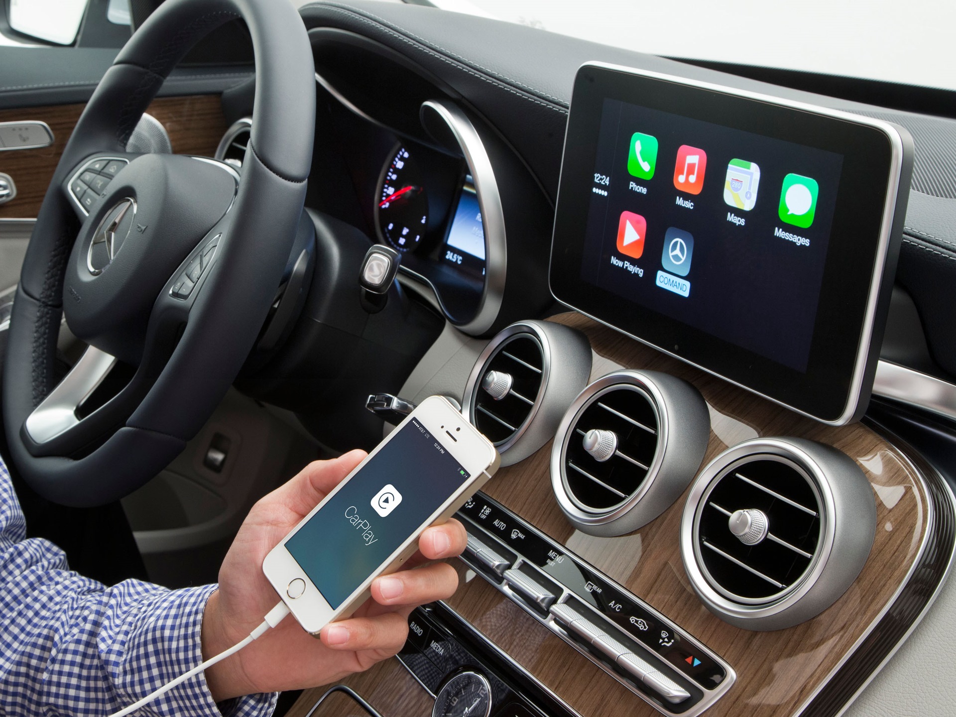 Электронные машины видео. CARPLAY iphone. Apple CARPLAY Android auto. W222 CARPLAY. Apple CARPLAY 2023.