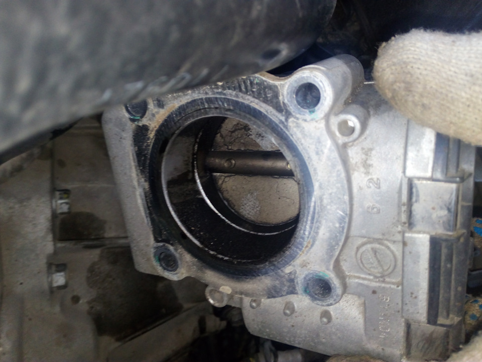 Чистка дроссельной заслонки — Hyundai Solaris Hatchback, 1,4 л, 2012 ...