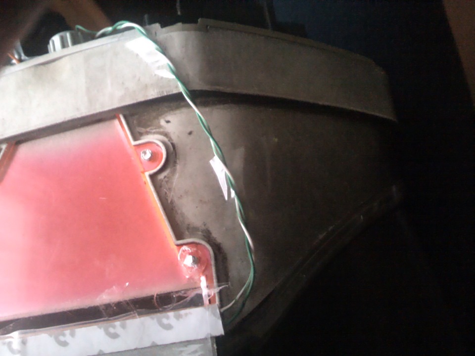 для удобства проводок и саму ленту закрепил кусочком скотча! — Audi 100 (C3)