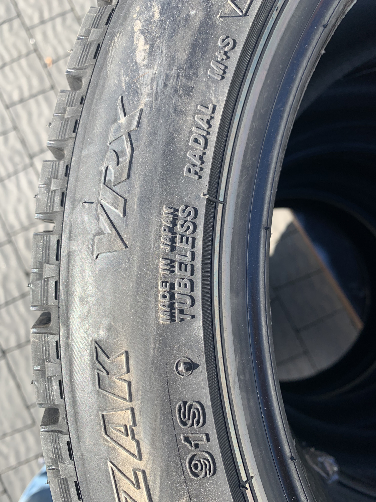 Maxxis 215 50 r17. Бриджстоун резина 215/50 r17 липучка. Японская резина Bridgestone всесезонная.