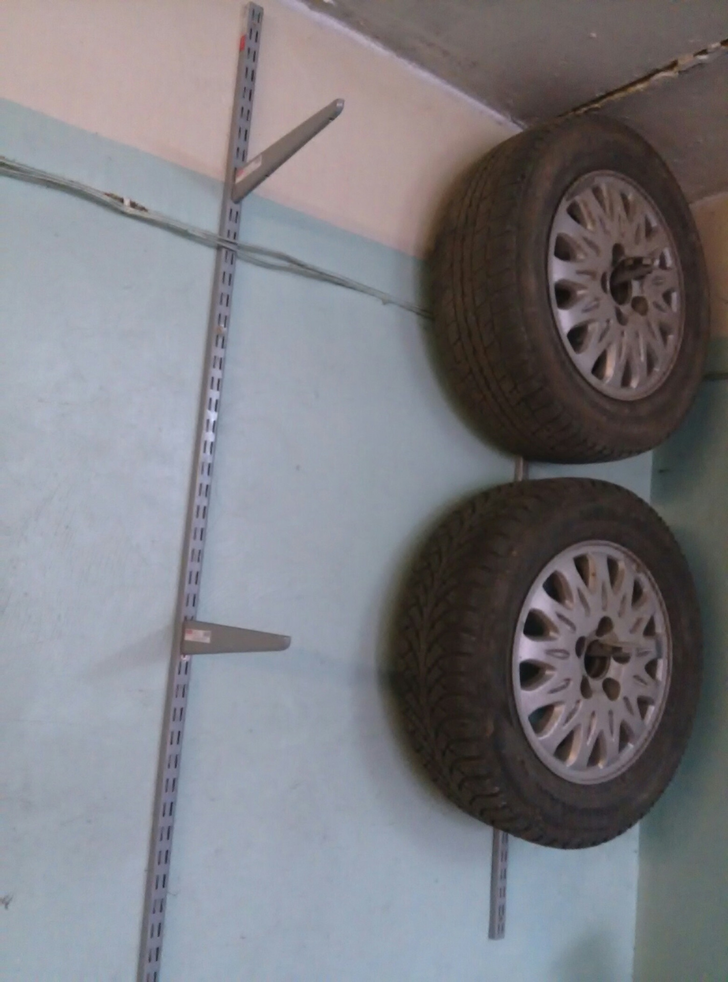 Где хранить шины. Подвес для колес. Подвес для колес на стену. Крепление для колес в гараже. Крепление для хранения колес.