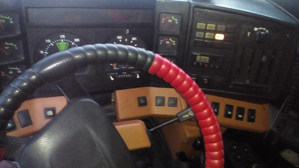 Хочу панель еще перетянуть вот чуть чуть начал — МАЗ 5440, 9,9 л, 2007 ...