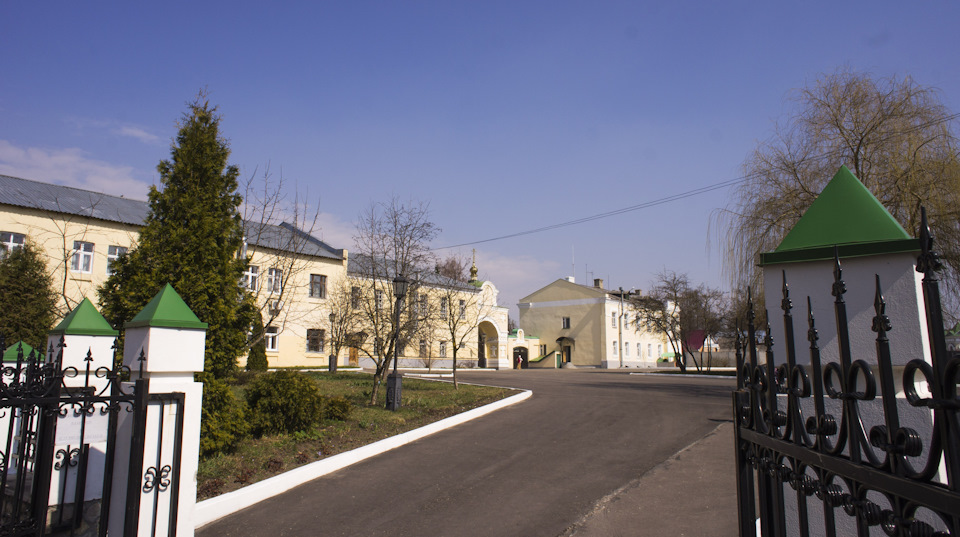 Братские корпуса, написано, что вход за ворота не благословляется. — УАЗ 315195 Hunter