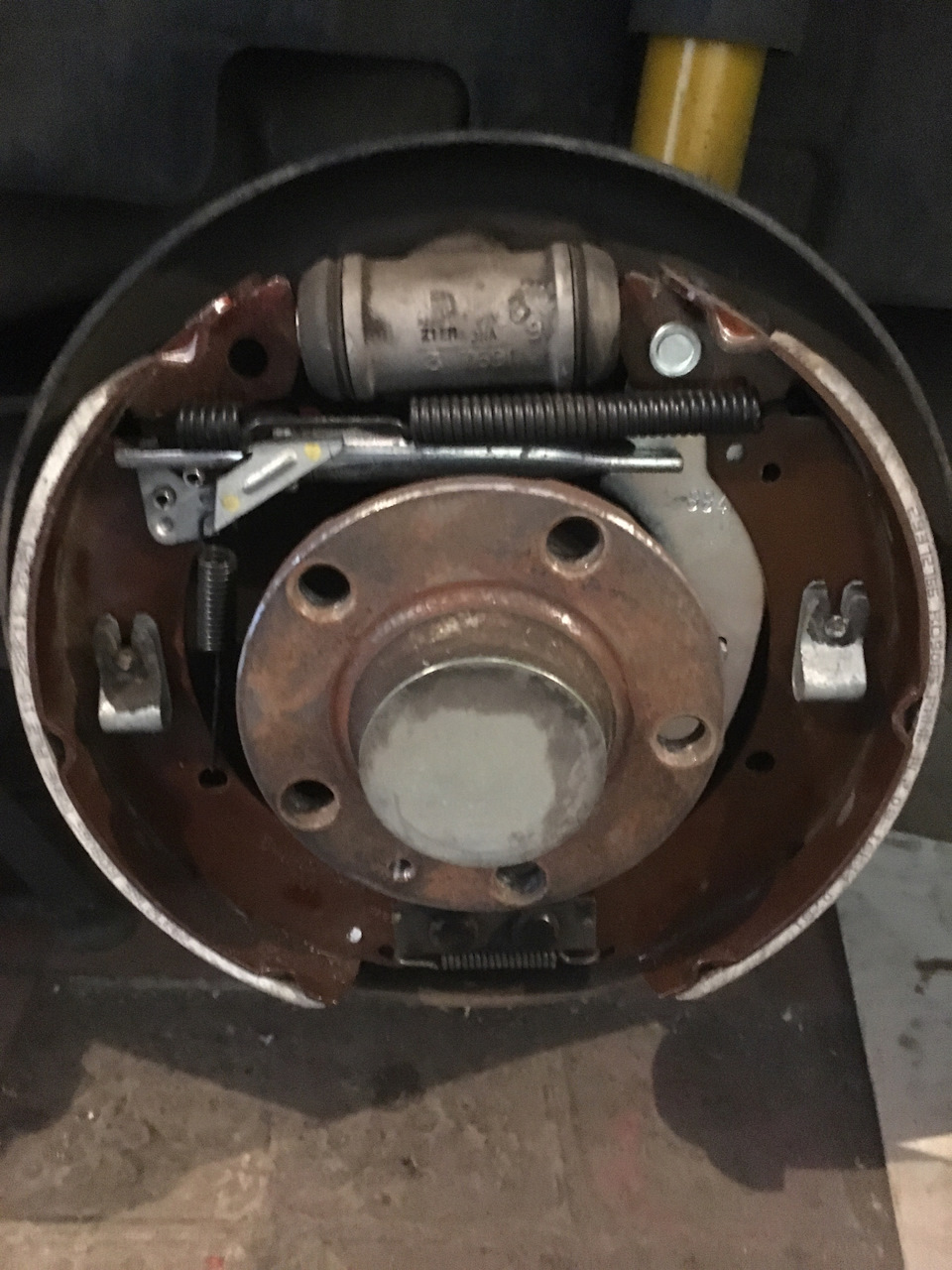 Замена задних Колодок — Volkswagen Polo Sedan, 1,6 л, 2012 года ...