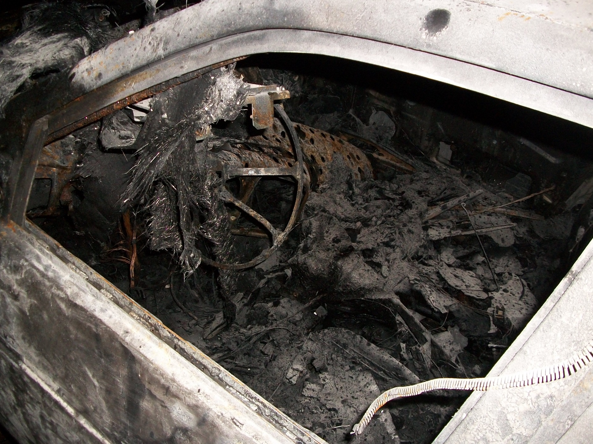 сгорела форум. улица хохрякова 68 дом башуровой. выгоревшая изнутри машина. сгорела форум. сгорела форум.