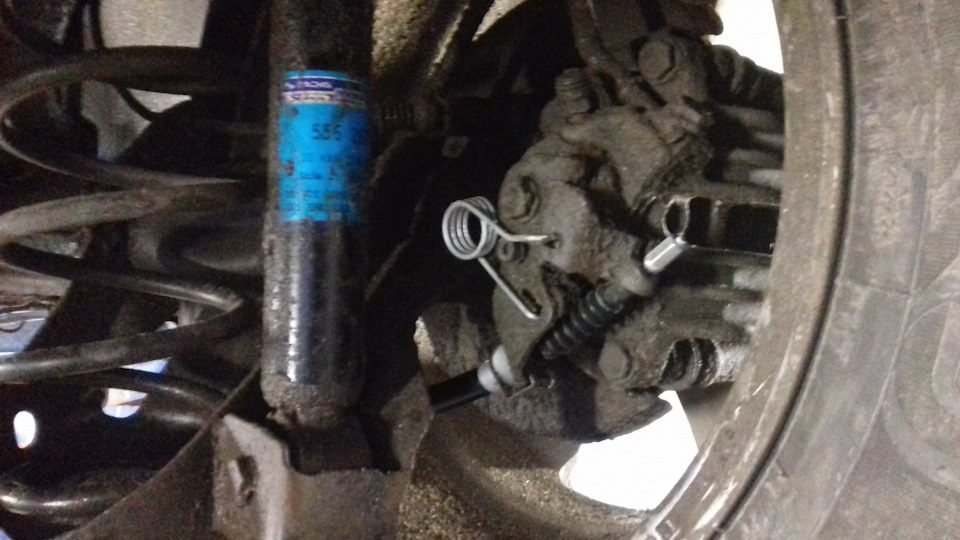 Установка тросиков ручника и возвратных пружинок. — Volkswagen Golf Mk4 ...