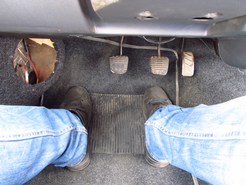 Kick panel в автомобиле