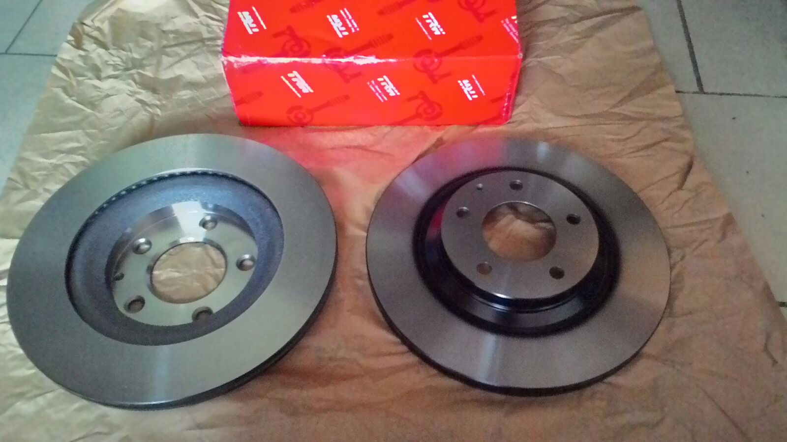 тормозной диск передний левый