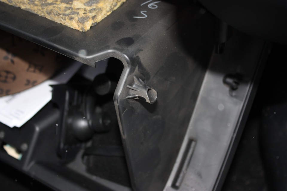 Салонный фильтр мазда 6. Mazda 6 замена салонного фильтра. Замена салонного Мазда 6 2014 года. Не держится бардачок водителя Passat b6.