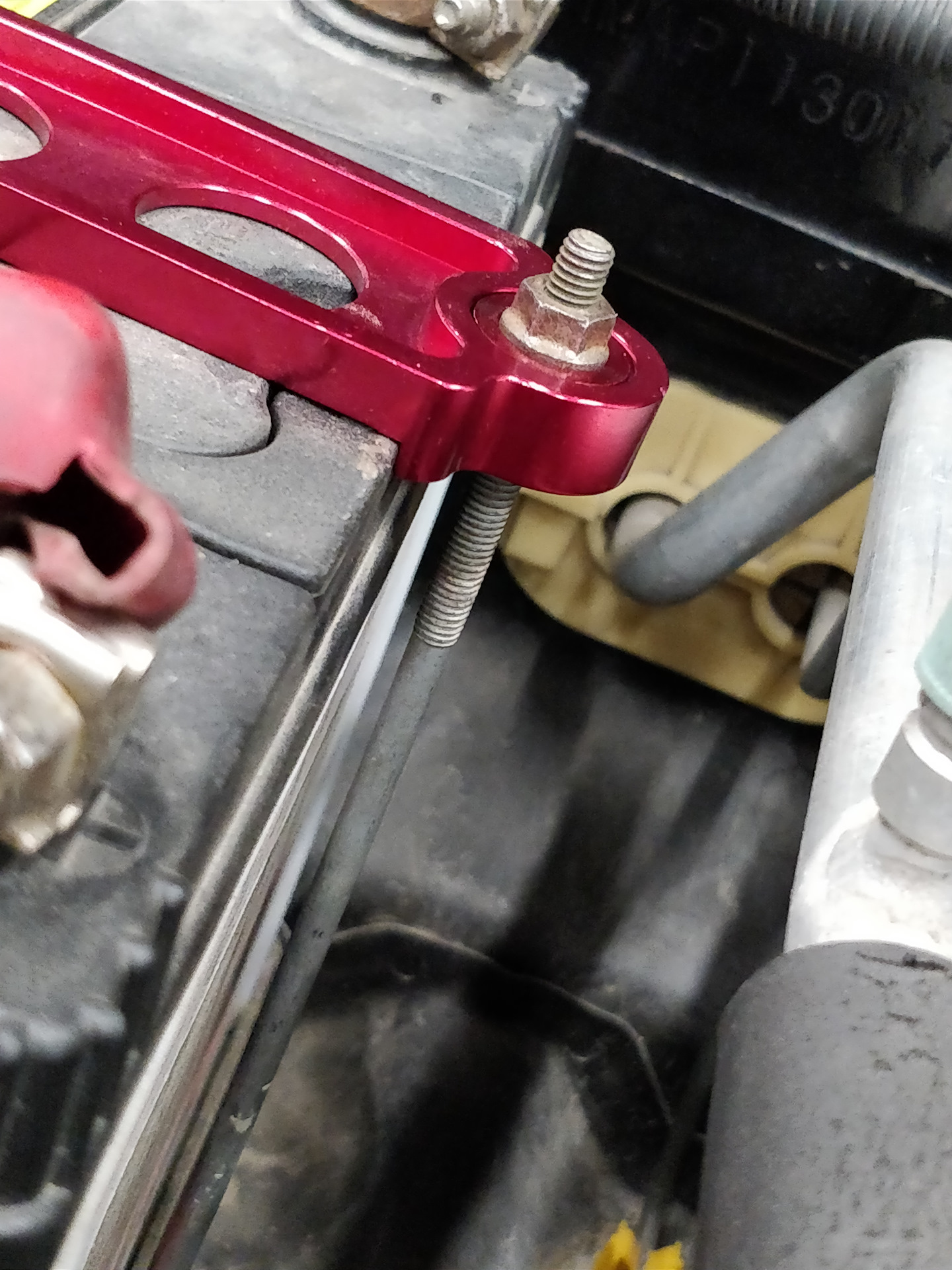 Клеммы аккумулятора пежо 206. Переходник крепления аккумулятора. Отсоединение минусовой клеммы аккумулятора. Крепление аккумулятора ваз 2112. Как снять крепление аккумулятора.