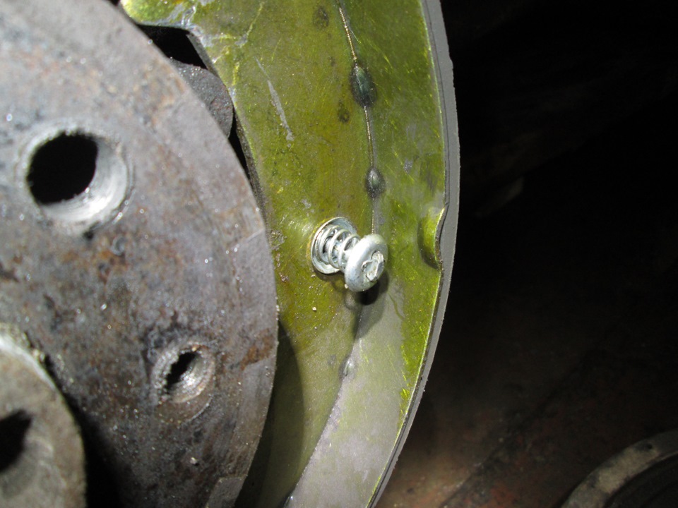 Подклинивало заднее колесо при попадании в ямку — Lada 21013, 1,6 л ...