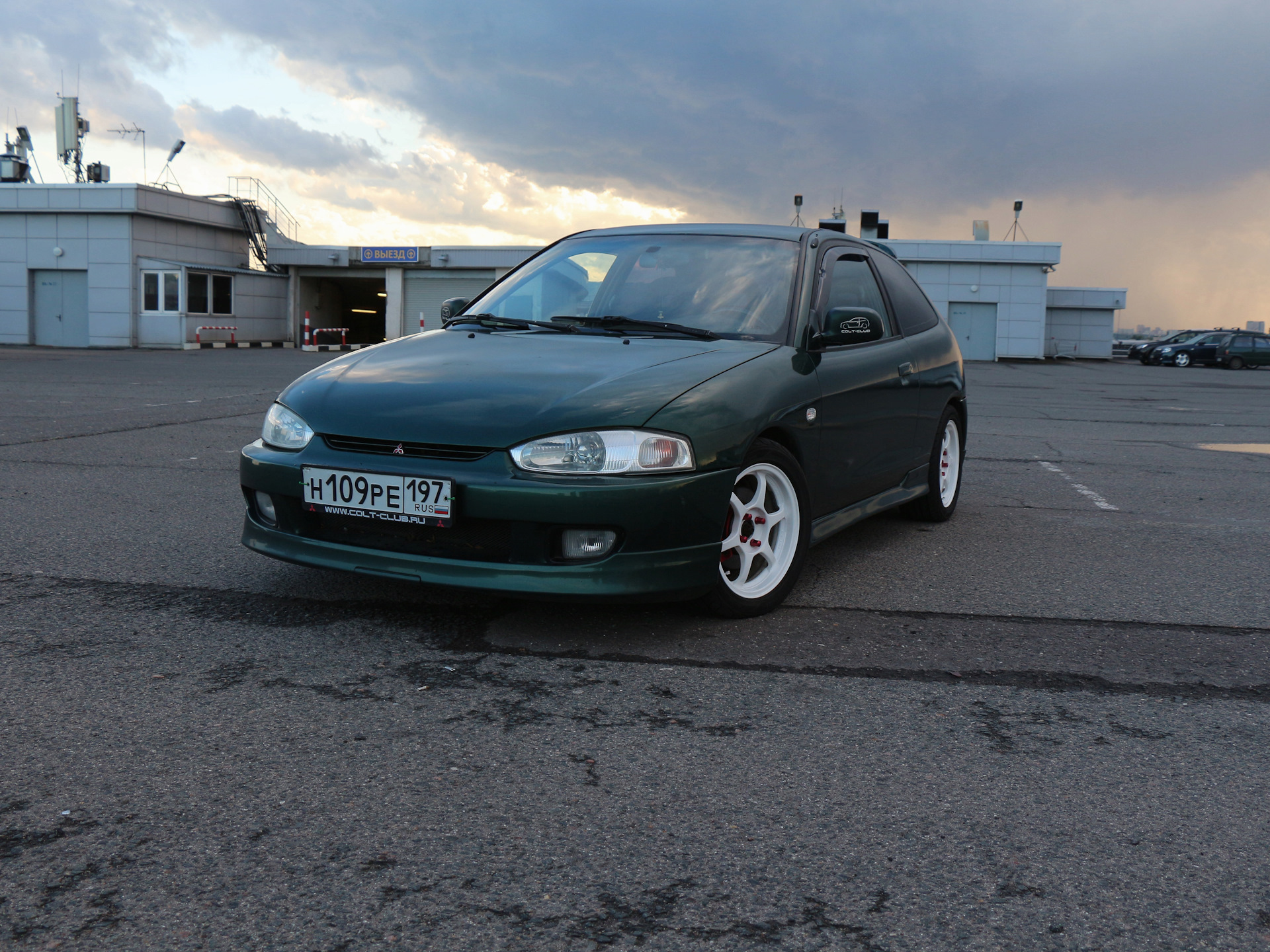 Mitsubishi Colt 5 stance