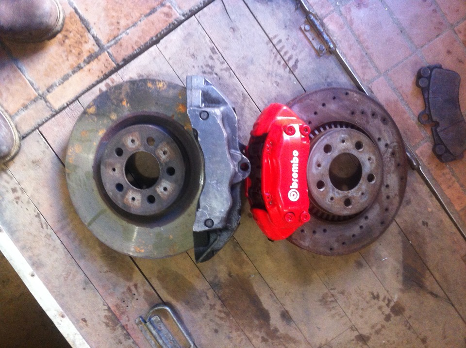 6 поршневой суппорт brembo. 6 поршневые суппорта на тлк 200. суппорта brembo genesis gv70. тормозная колодка 4 поршня. додж челленджер брембо суппорта.