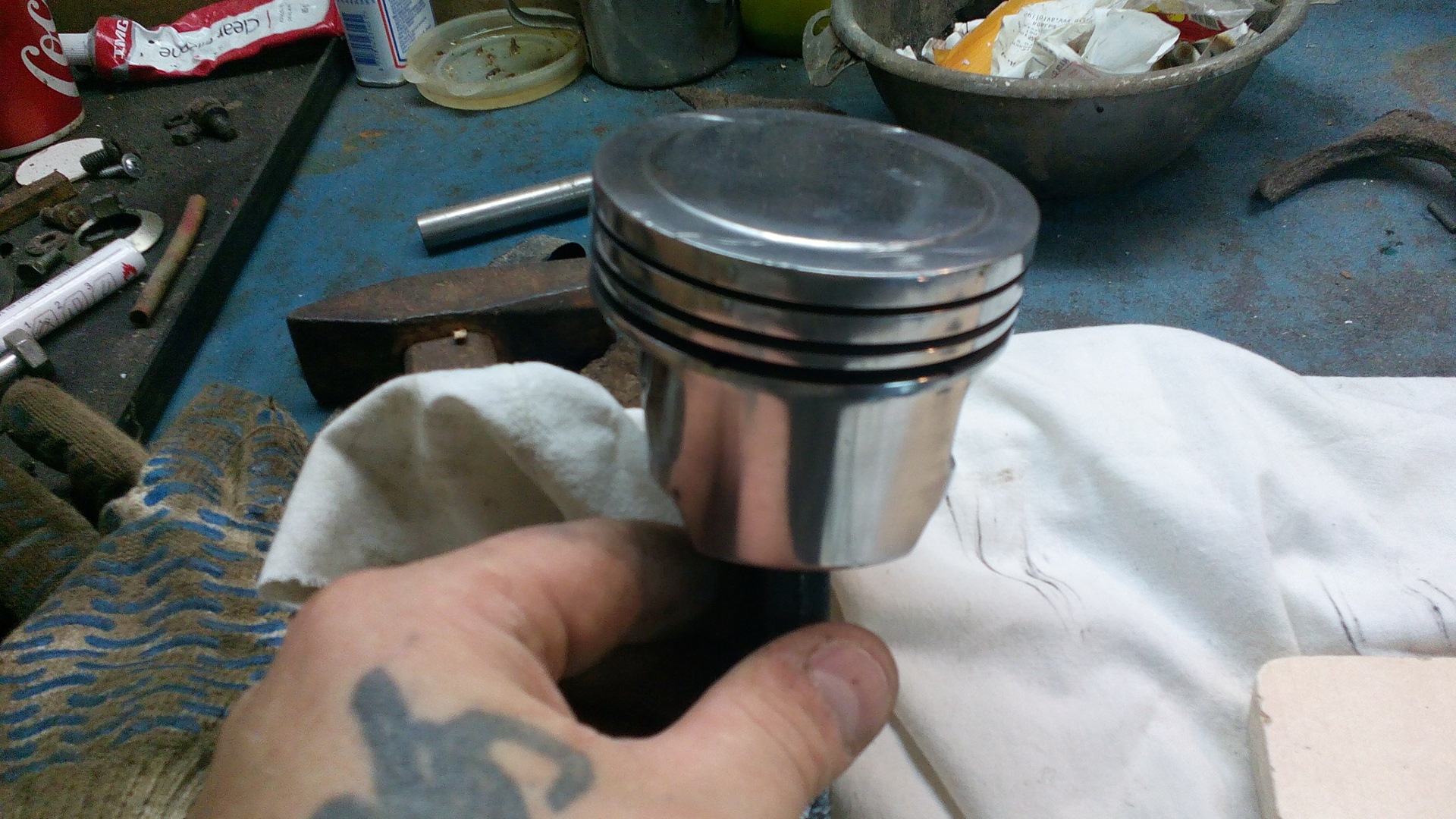 Высота поршня солярис 1. Как стучит поршень. Изношенный поршневой палец. Поршень рено 1. Поршня 409 двигатель.