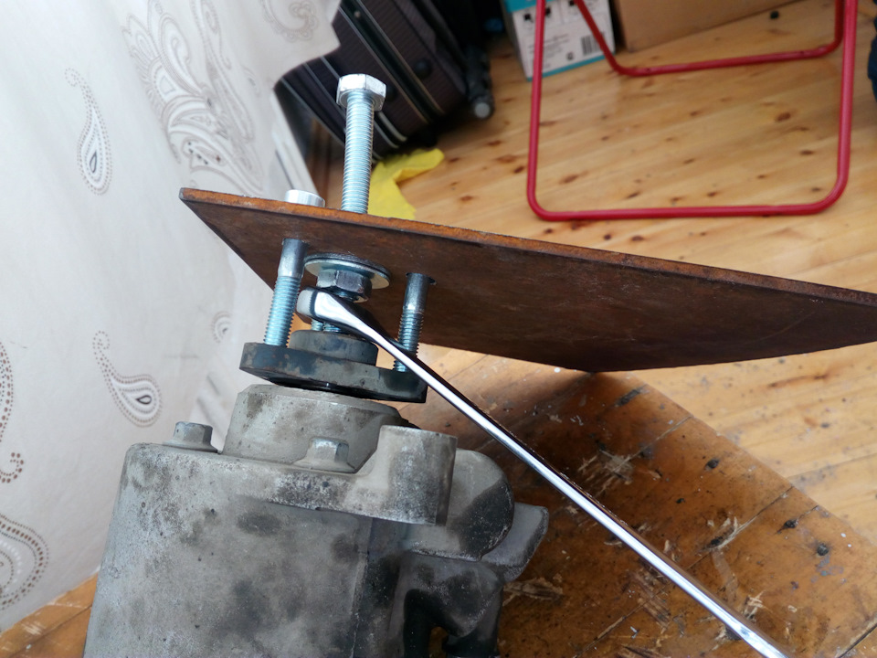 снизу орудовал накидным ключом, а сверху — головкой держал конструкцию. — Chery A13