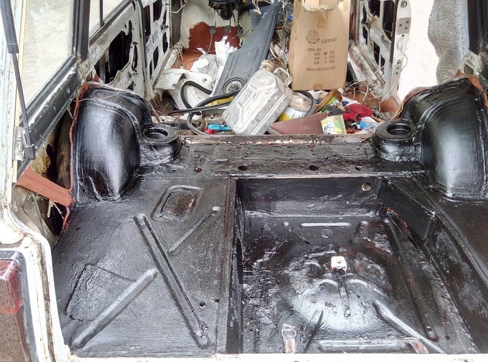 замастичил багажник, буду клеить вибропласт шумoff 2m — Lada 21043, 1,5 ...