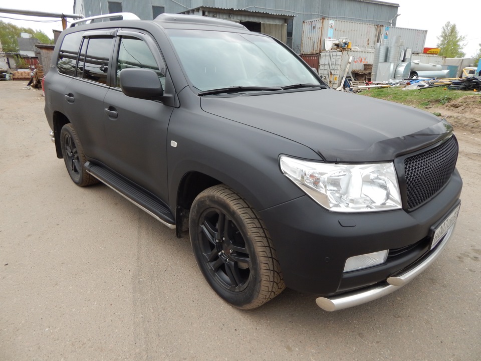 Toyota Land Cruiser 200 черный матовый