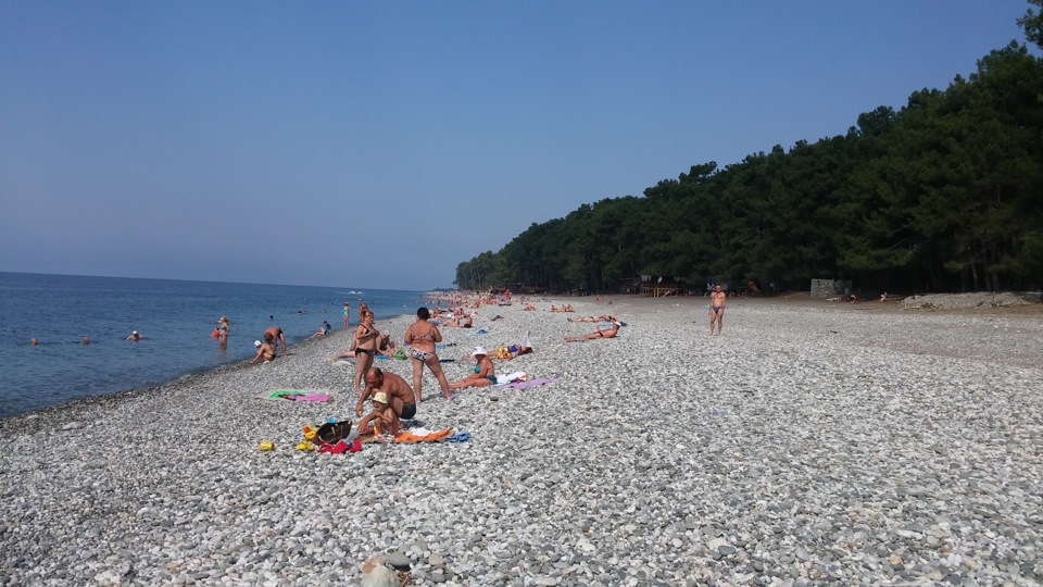 Погода в пицунде в апреле 2024. Дикий пляж в Гаграх. Нудистский пляж, Абхазия, Пицунда. Гагры Абхазия дикий пляж. Нудийский пляж Абхазия Пицунда.