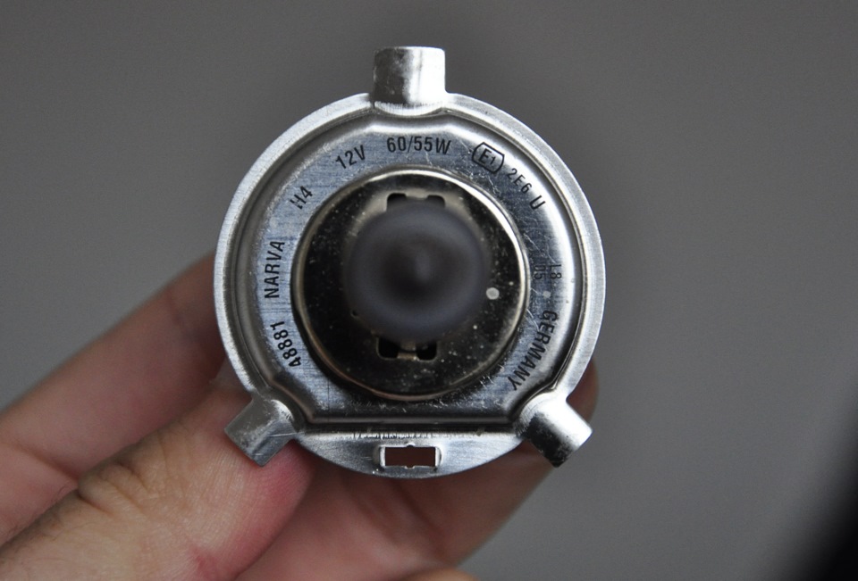 Клейка стекла фары и установка планки под фару — Volvo 740, 2,3 л, 1988 ...