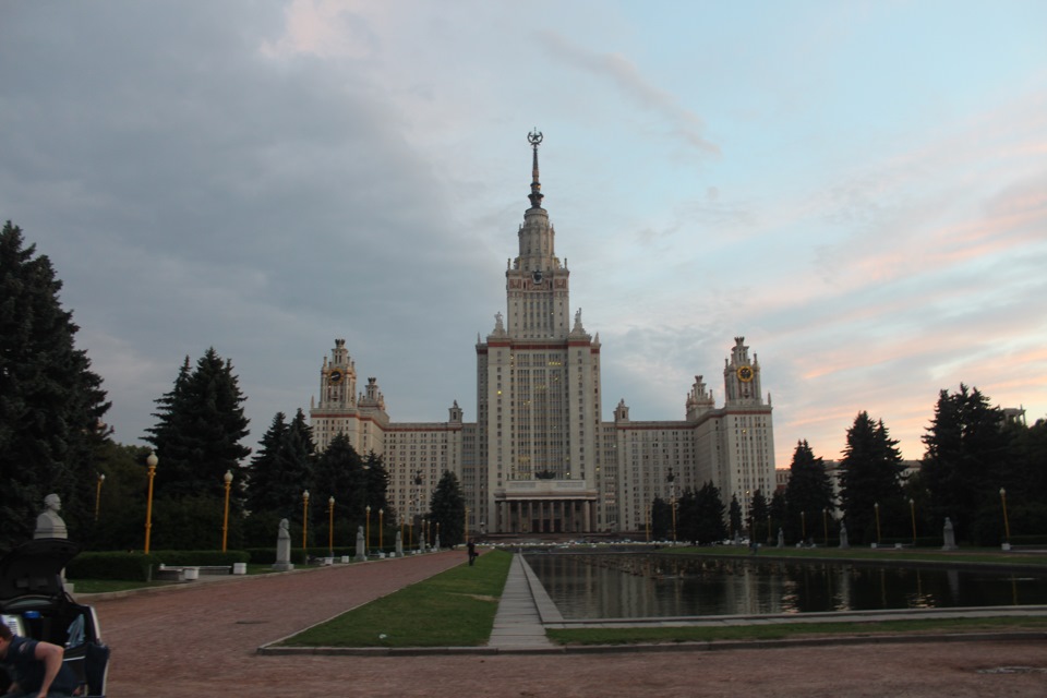 Имени ломоносова фото. Учреждения имени Ломоносова в Екатеринбурге. Площадь имени Ломоносова в Екатеринбурге. Улица имени Ломоносова в Москве. Учреждения имени Ломоносова в Москве.