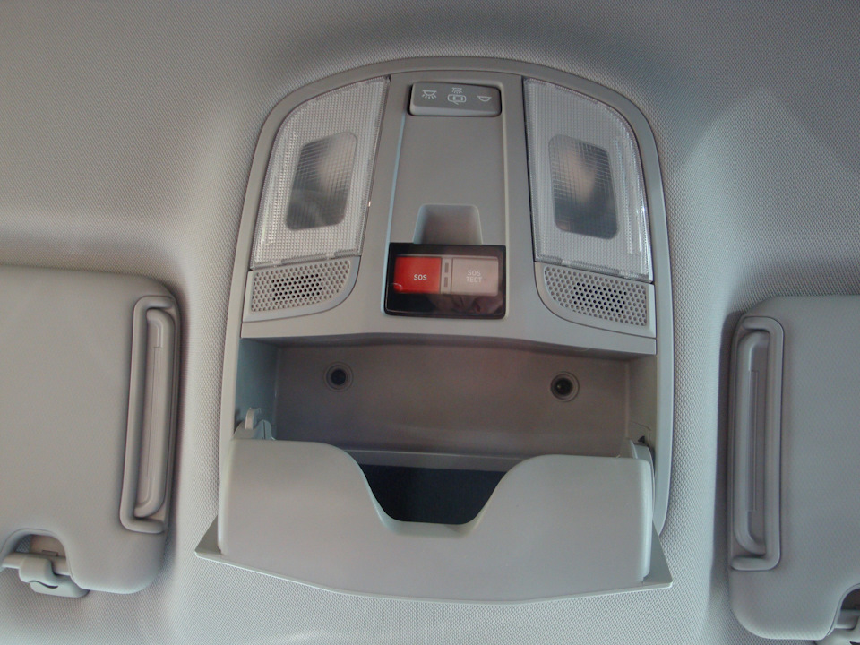 Открываем крышку отсека хранения очкав. — Hyundai Tucson (TL)