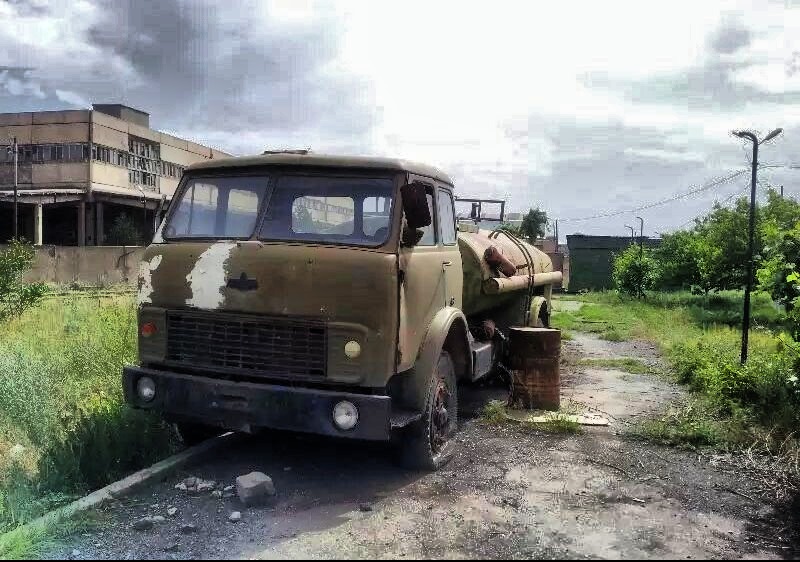 Понятно старая. Заброшенная автобаза. Заброшенные КАМАЗЫ на автобазах. Брошенный грузовая автобаза. Брошенная Советская автобаза.