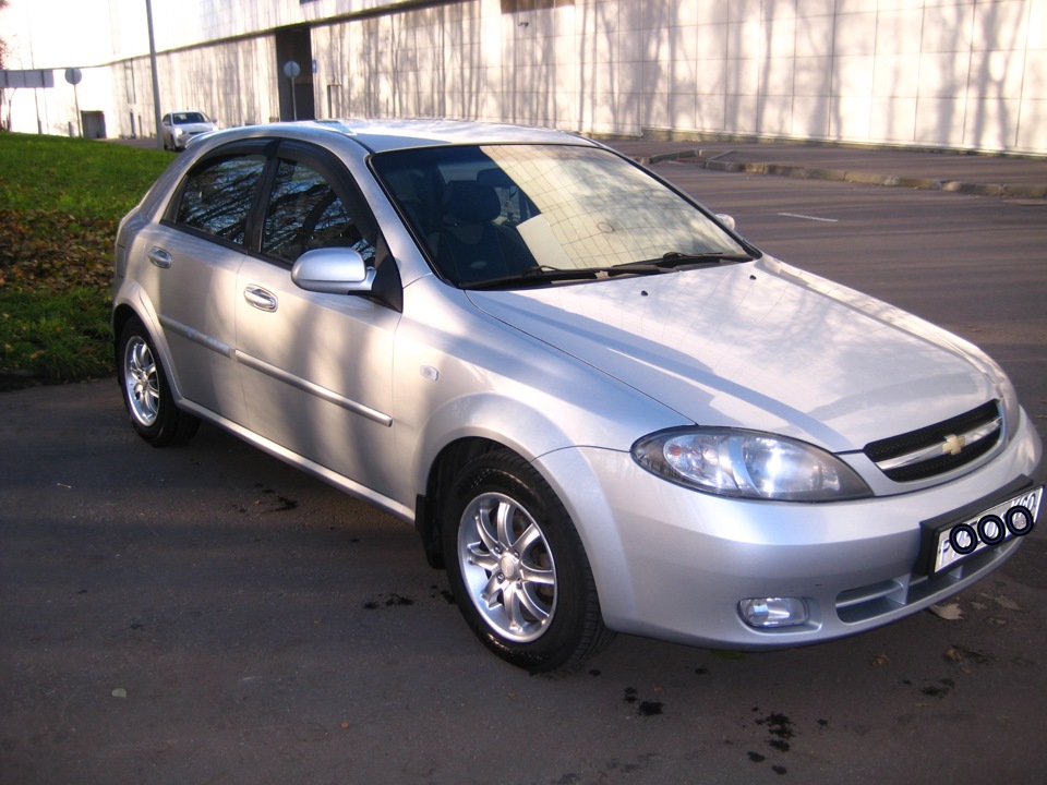 109 л. Chevrolet Lacetti 2005 1.6 серебристый. Лачетти серебристый 1.6. Шевроле Лачетти хэтчбек серебристый металлик. Лачетти хэтчбек 1.6 серебристый.