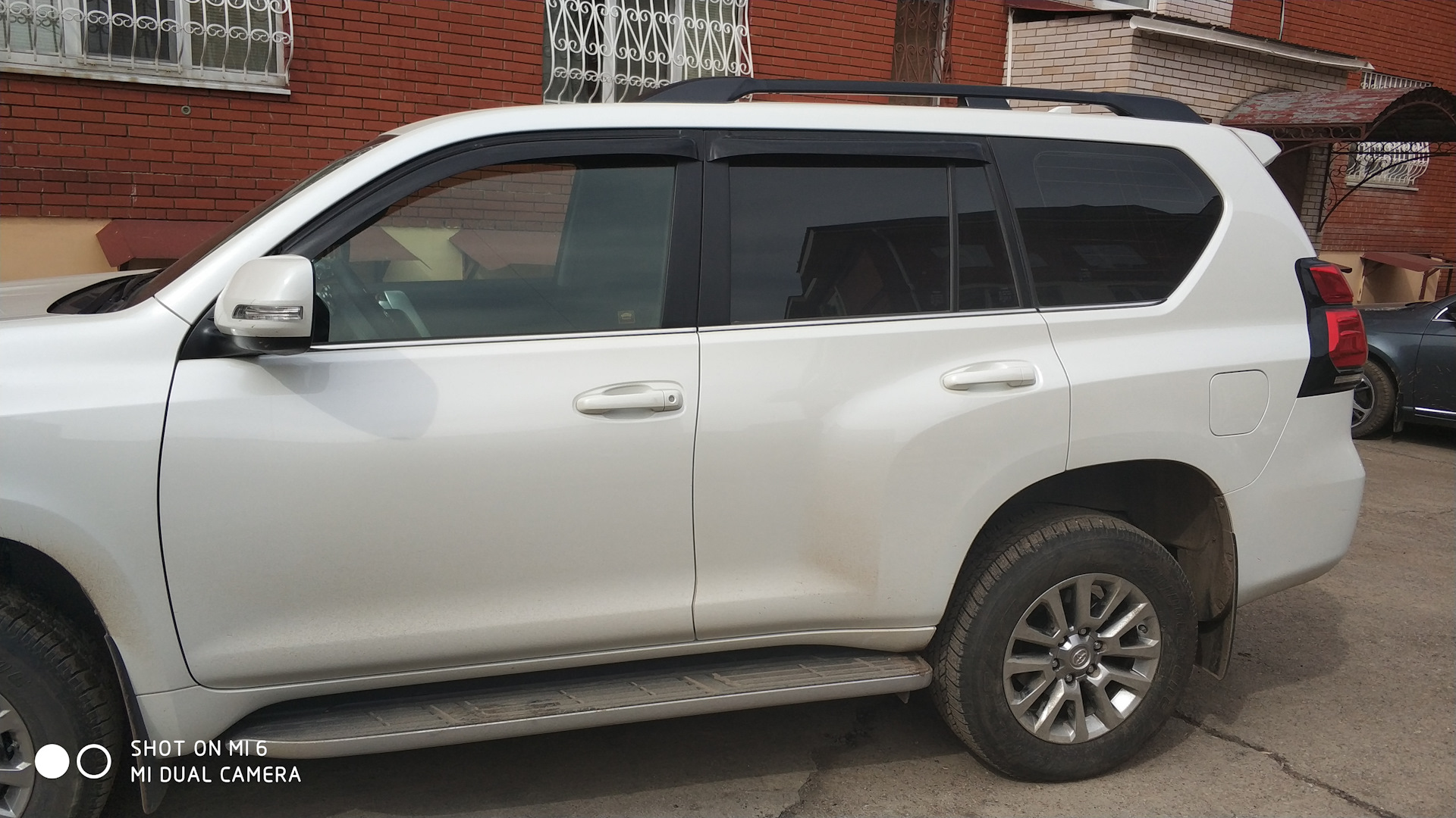 Дефлекторы на прадо 150. Дефлектор Прадо 150. Ветровики Toyota Land Cruiser Prado 150. Дефлекторы на ленд Крузер Прадо 150. Дефлекторы Тойота Прадо 150 оригинал.