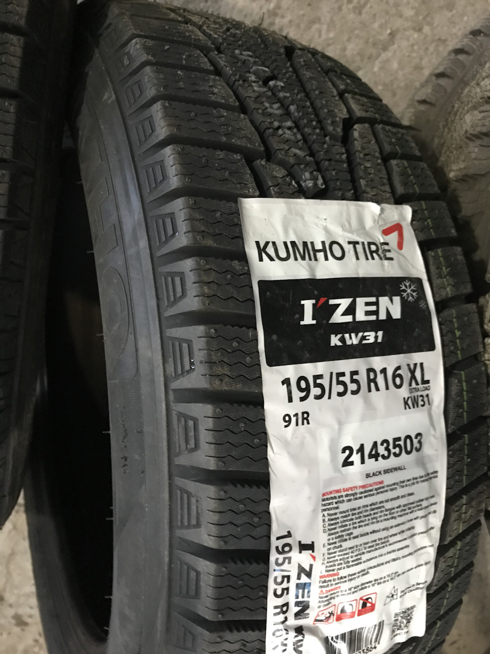 Kumho производитель. Kumho i'Zen kw31 215/60 r16 индикатор износа. Kumho i Zen kw31. Ещё. Кумхо kw31 Китай. Кумхо са 01.