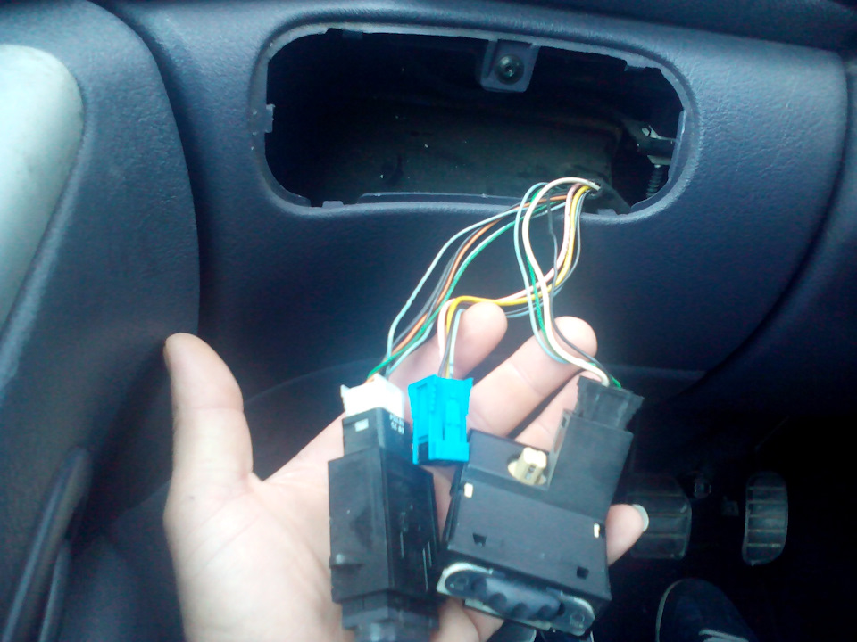 Круиз контроль на рено логан 2. Круиз контроль лагуна 3. Шлейф для круиз контроля рено клио 3. Кнопка включения круиз контроля рено меган 2. Кнопка включения круиз контроля меган 2.