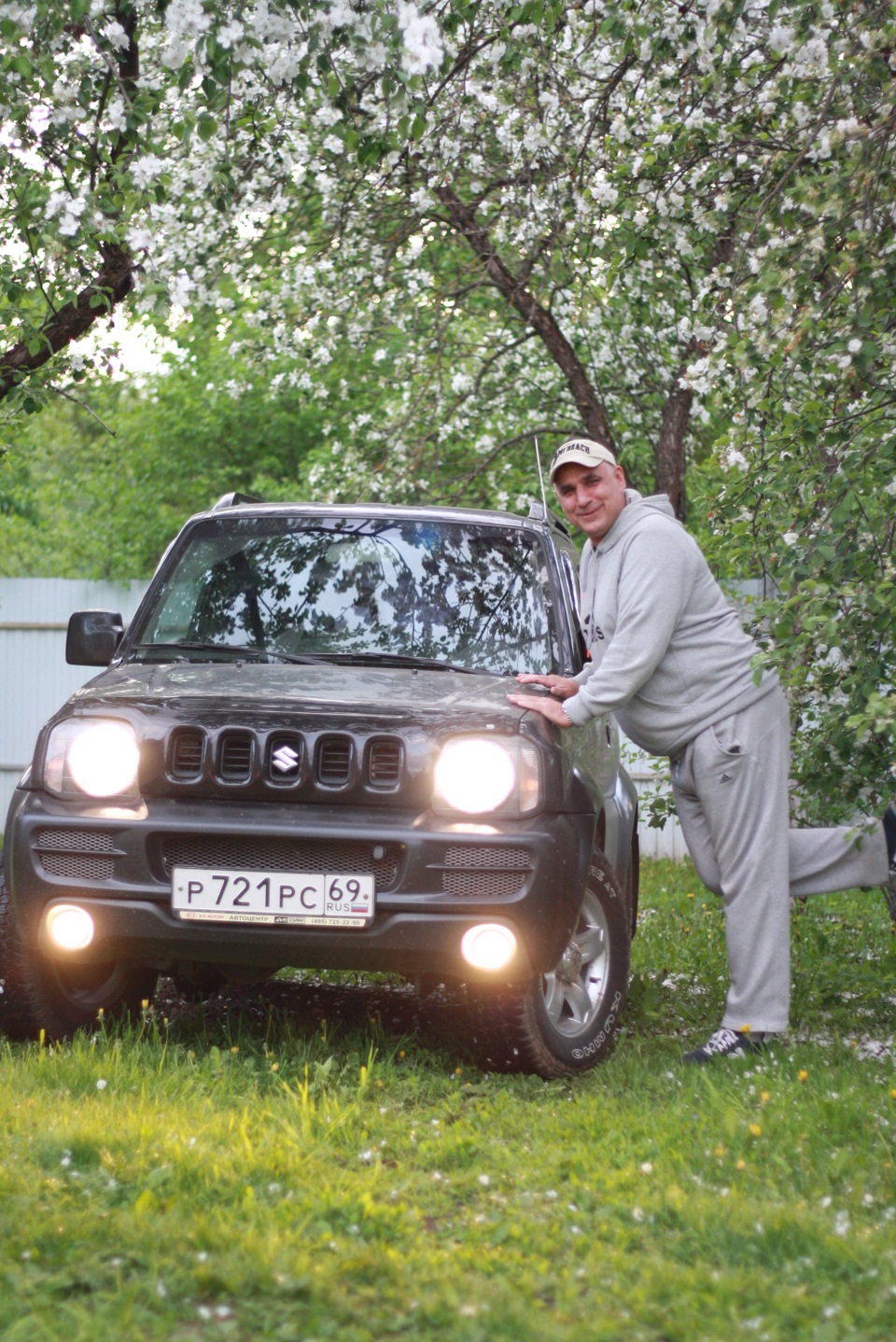 Джимик в саду — Suzuki Jimny, 1,3 л, 2007 года | фотография | DRIVE2