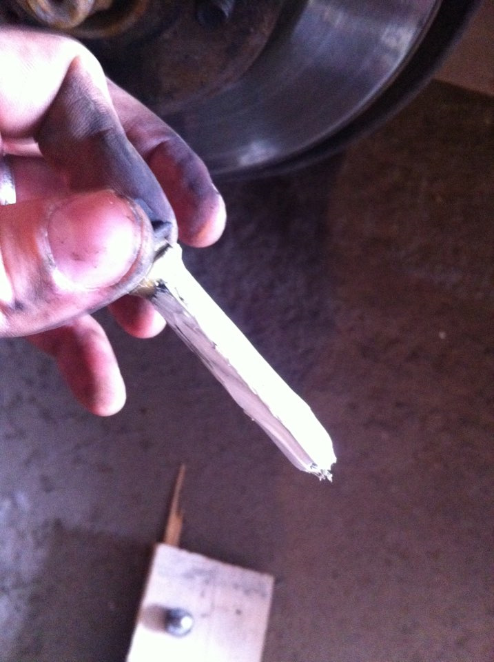 Замена задних колодок, смазка направляющих супортов — Toyota Porte (1G ...