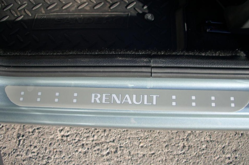 Купить наклейка на пороги. Наклейки на пороги Рено Сандеро. Наклейка на порог Renault Sandero. Пороги Рено Сандеро 1. Наклейка на порог Renault 8200800510.