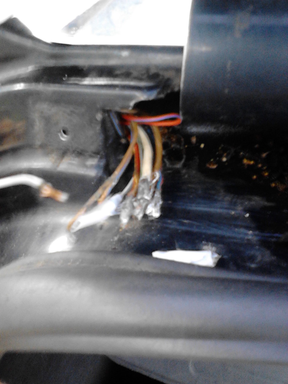 Проводка в крышке багажника. — Audi 80 (B4), 2 л, 1992 года ...