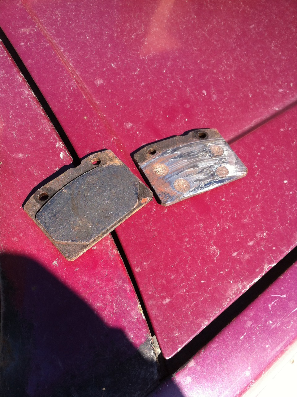 Замена передних тормозных колодок — Lada 21053, 1,5 л, 2004 года ...