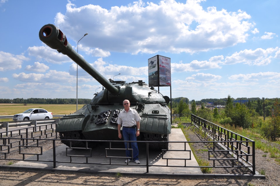 Вьезд в музей танков — Lada Гранта (1G), 1,6 л, 2013 года | фотография ...