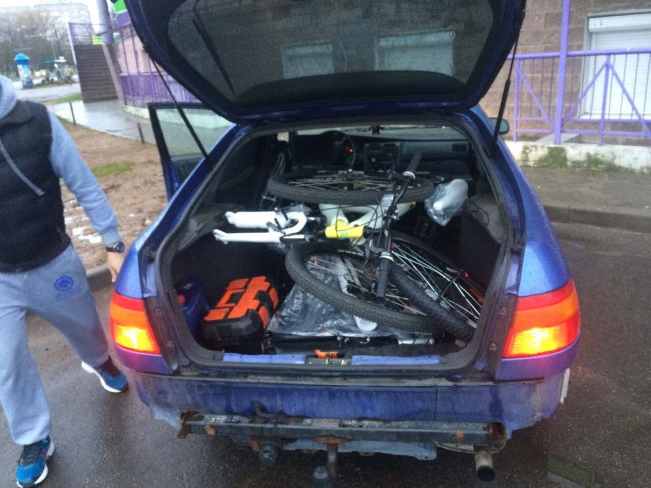 Подсветка багажника рено сценик 3. Багажник тойота королла 120. Инструменты в багажнике. Ланос без багажника. Гранта спорт с багажником драйв.