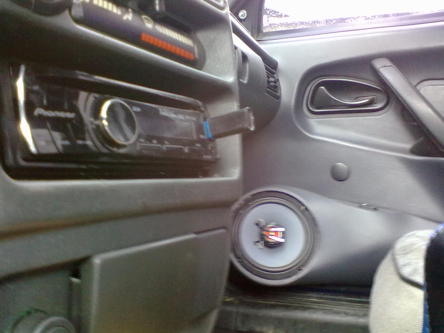 Поменял саб и поставил подиумы под 16 — Lada 2115, 1,5 л, 2003 года ...