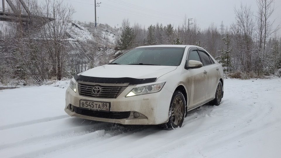 Камри зимой. Toyota Camry 2014 белая зима. Тойота Камри 2/5 зимой. Тойота Камри 2014 зимой. Toyota Camry 80 зима.